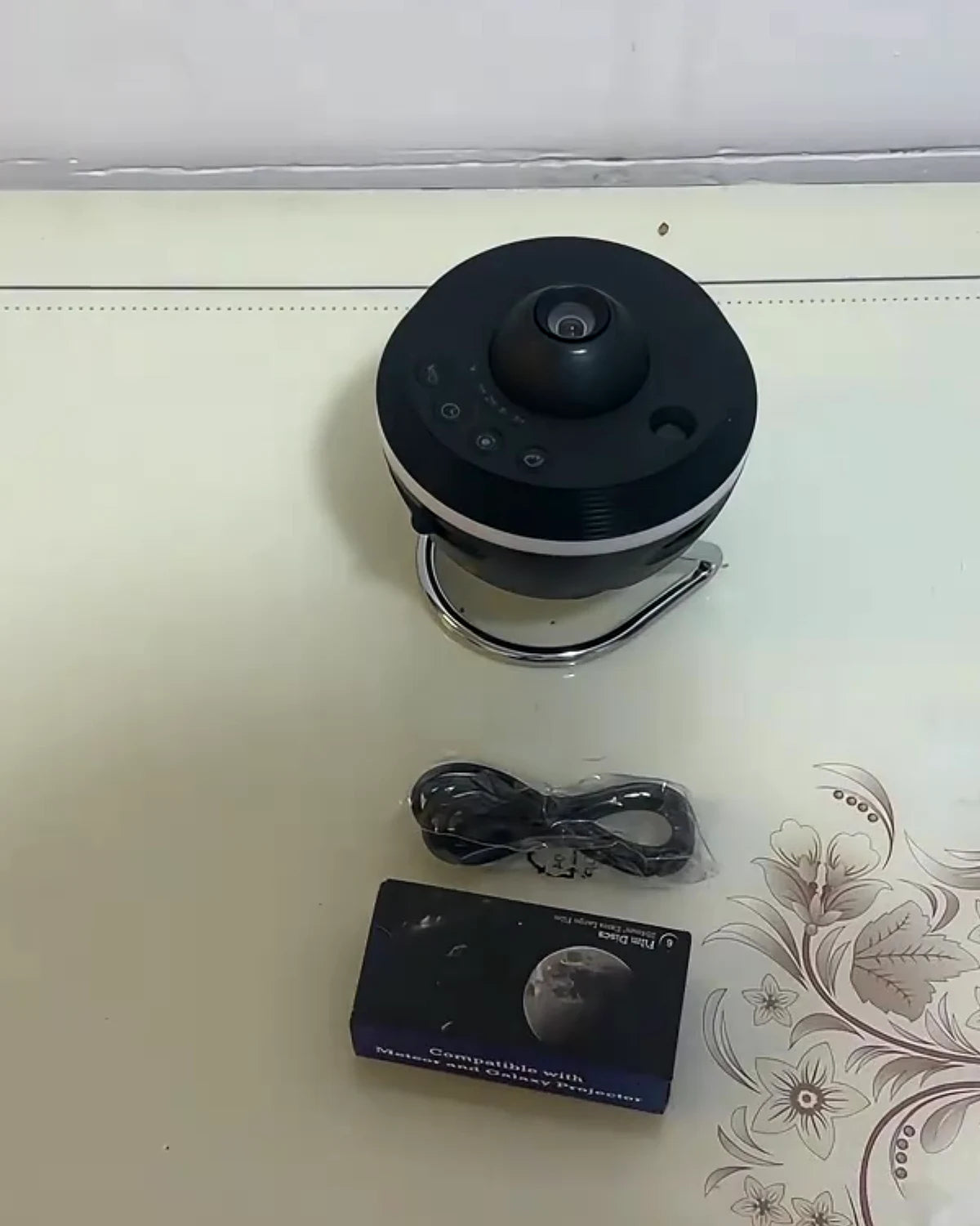 Prawdziwe ujęcie projektora Kosmora Galaxy, kabla USB i opakowania slajdów, kadr z Pro13